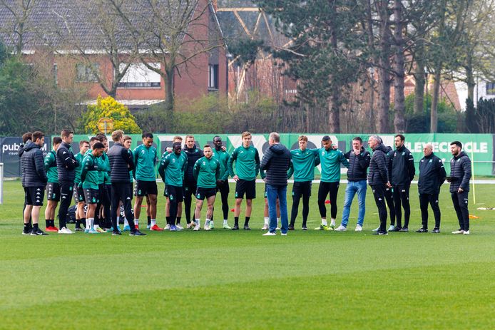 CEO Ben Lambrecht sprak de spelers dinsdagmorgen bij de ochtendtraining toe.