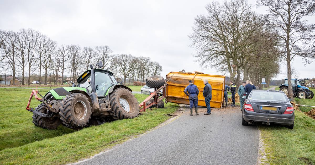 Tractor eindigt in sloot in Balkbrug, kar met mest kantelt ...