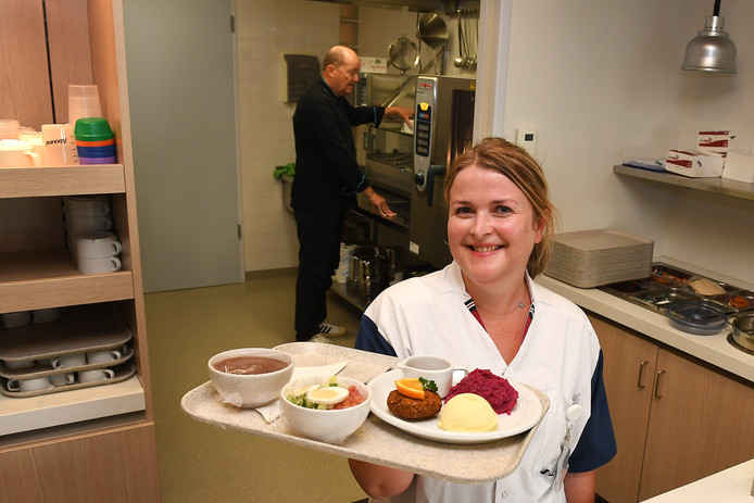 Lisette Roelofs met een verse maaltijd. Patiënten in het Maasziekenhuis hebben volop keuze en kunnen zelf hun menu samenstellen.