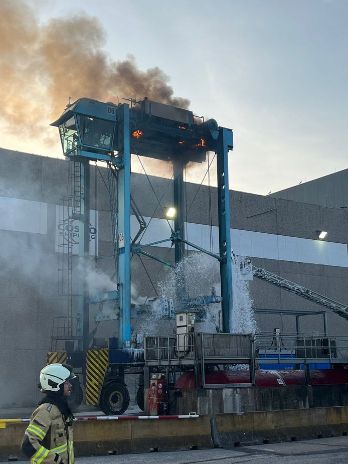 Containerlift in haven van Zeebrugge schiet in brand Brugge hln.be