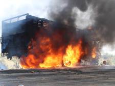 Il roule avec un camion en feu, sans s'en rendre compte