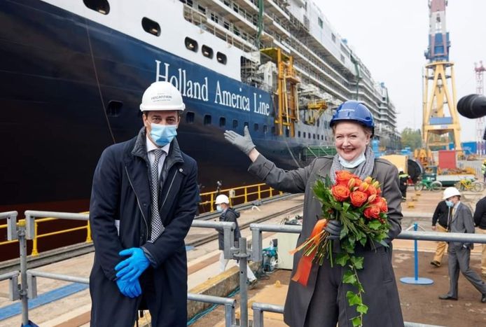 Directeur Mai Elmar van Cruiseport Rotterdam, de organisatie die de vertrekken en aankomsten van de cruiseschepen in de Maasstad organiseert, bij de in aanbouw zijnde Rotterdam VII.