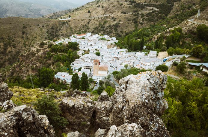 Sebuah desa di kawasan Pegunungan Alpujarras, di provinsi Granada.