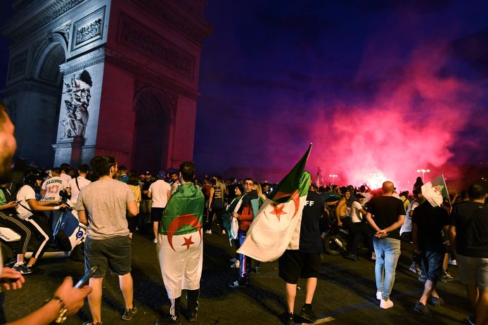 Supporters van het Algerijnse team vieren feest in Parijs.