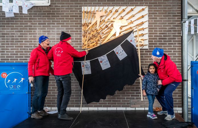 Omdat IJsclub Eindhoven 75 jaar bestaat, werd zaterdag een plaquette onthuld.