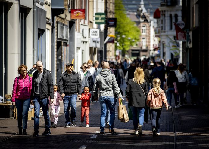 Winkelend publiek in de Haagse binnenstad.