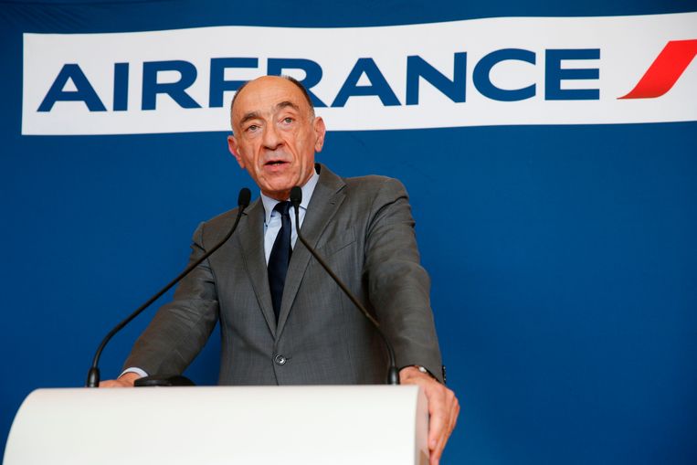 Air France-KLM-topman Jean-Marc Janaillac kondigt zijn vertrek aan tijdens een persconferentie. Beeld AFP