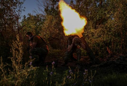 Oekraïense soldaten vuren met een mortier op Russische stellingen aan het front in het oosten van het land.