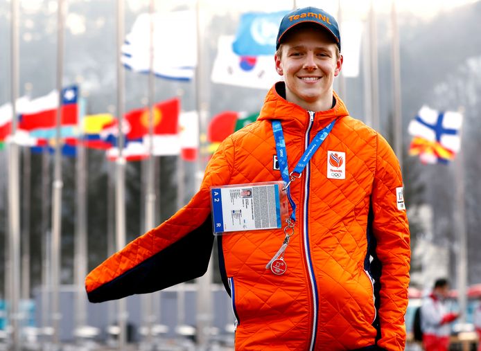 Niek van der Velden (17) met zijn arm in een mitella onder zijn oranje vest. Morgen vliegt hij terug naar Nederland.