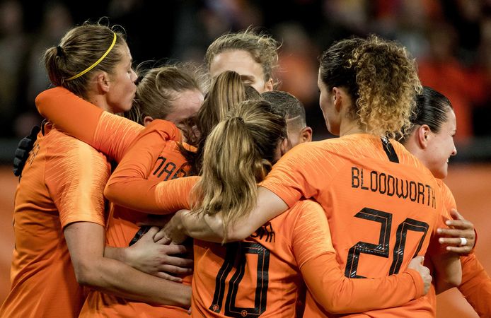 De Leeuwinnen vieren feest na een van de drie goals tegen Zwitserland.