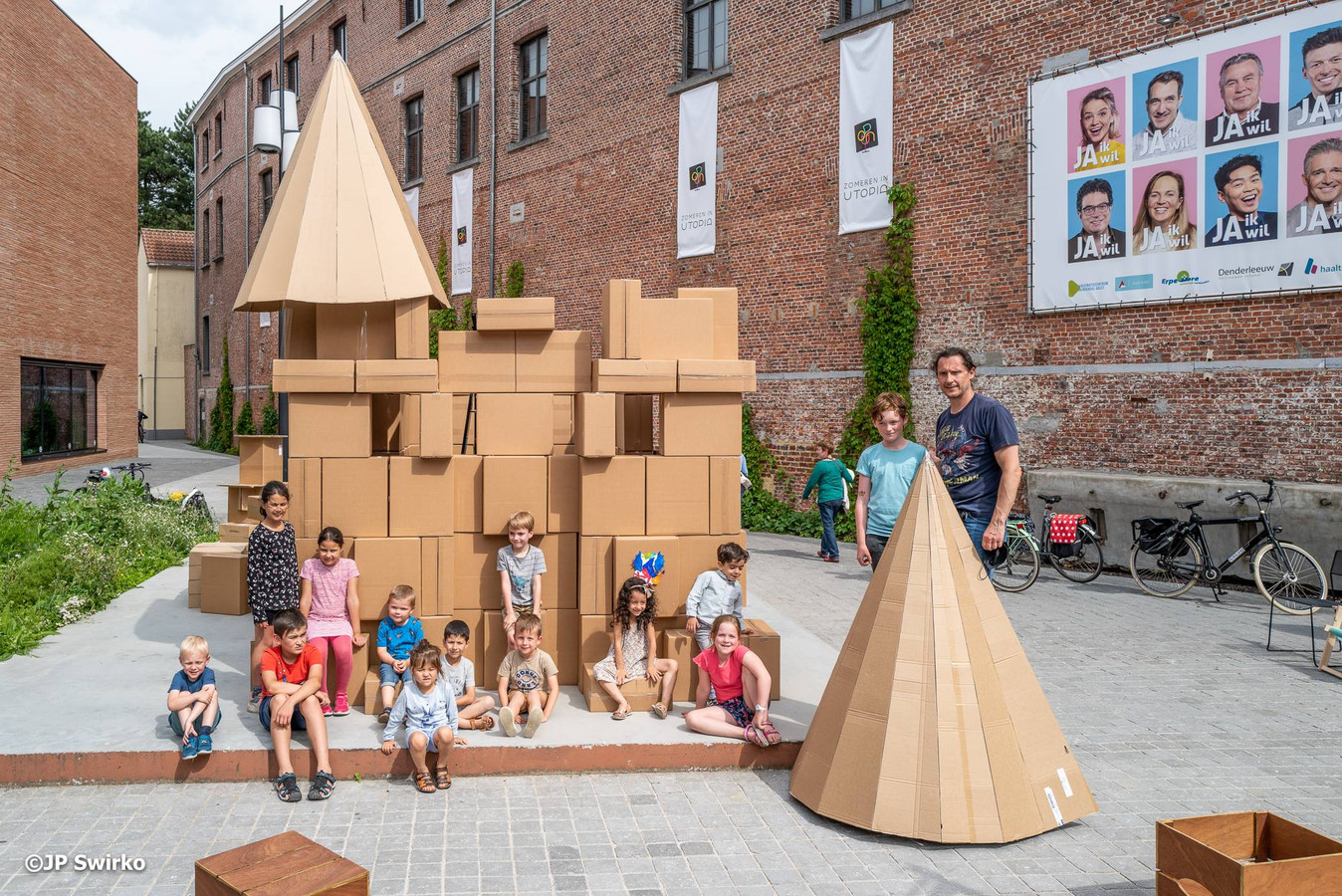 Kinderen bouwen kartonnen Utopiaplein Foto | hln.be