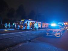 ‘Man overleden nadat drie jongens hem in Den Haag voor tram duwen’, politie zoekt drietal