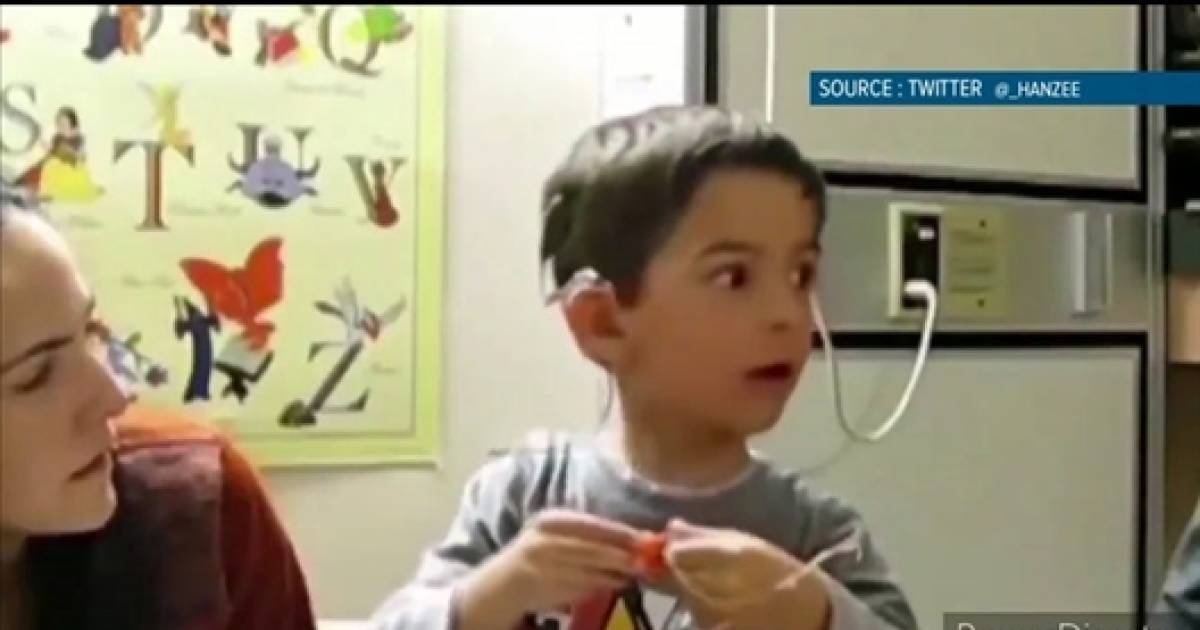 La Reaction Bouleversante D Un Petit Garcon Sourd Qui Entend Pour La Premiere Fois Insolite 7sur7 Be