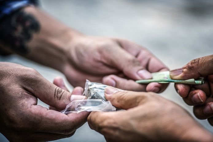 Een man staat terecht voor het afleveren van cannabis vanuit zijn woning in Wielsbeke.