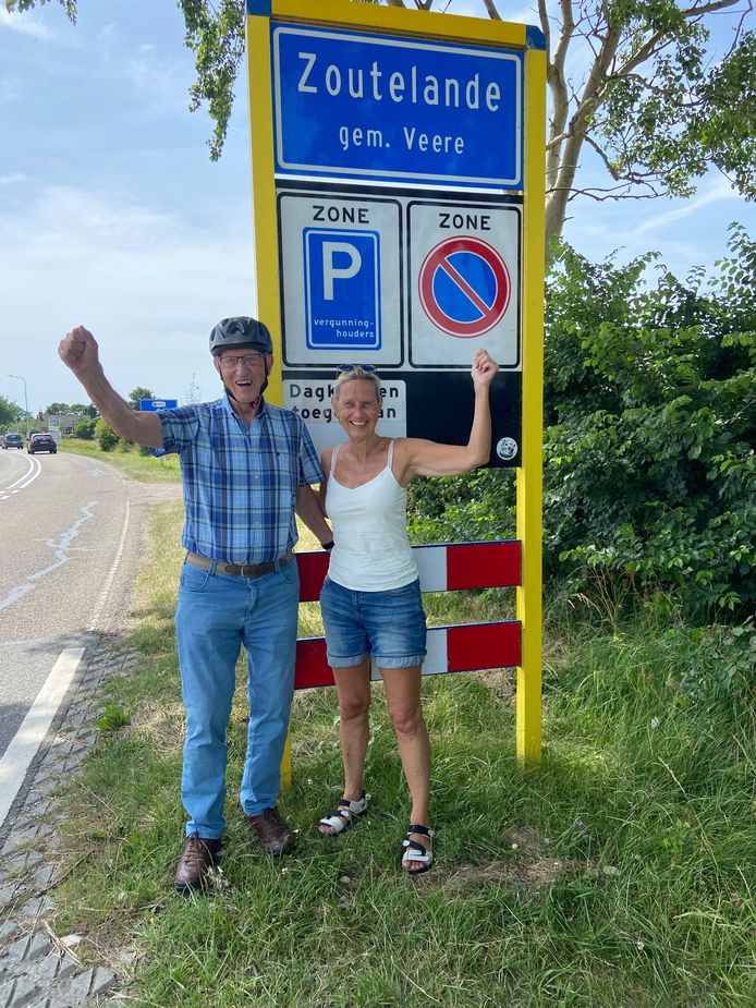 Frans van Unen en zijn dochter Anka komen aan in Zoutelande.