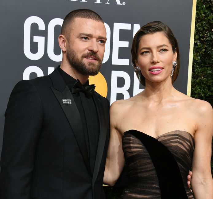 Zanger en acteur Justin Timberlake en actrice Jessica Biel arriveren samen op de rode loper. Timberlake hulde zich voor de gelegenheid volledig in het zwart.