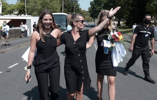 Véronique Monguillot (midden), de weduwe van Philippe Monguillot, wordt na de begrafenis geflankeerd door dochters Marie (links) en Manon (rechts).