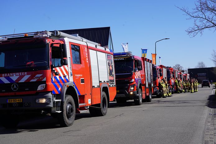 Nog meer brandweerwagens stonden klaar om naar de papierhal in Dongen te vertrekken.