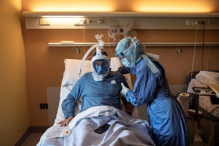 Medisch personeel helpt een patiënt die lijdt aan het coronavirus in het Maria Pia Ziekenhuis, Turijn. Beeld AFP