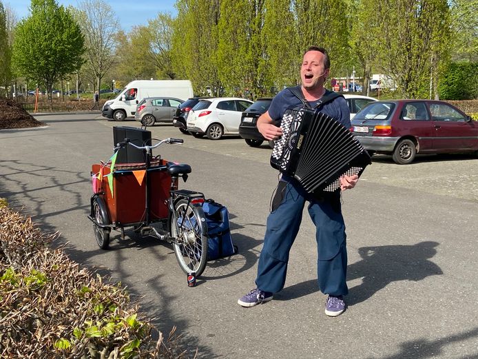 Zanger-accordeonist Jonas van Esch bracht de sfeer erin aan psychiatrisch centrum Bethanië.