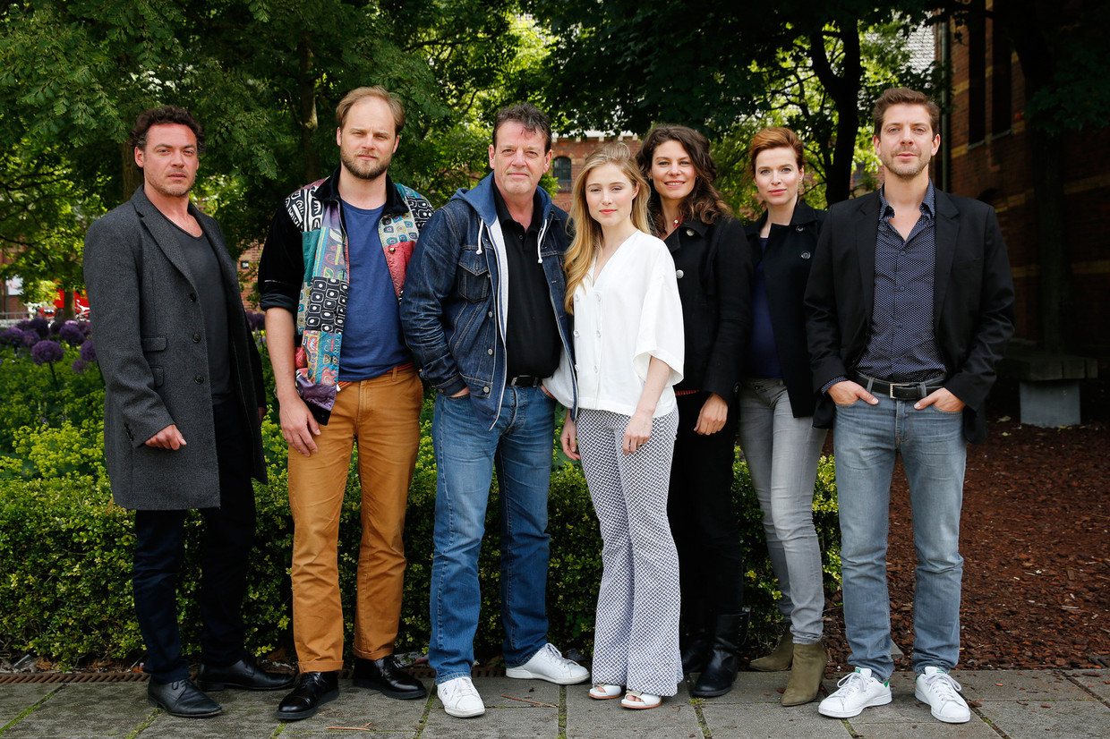 De cast tijdens de presentatie van het derde seizoen van de serie Overspel Beeld ANP