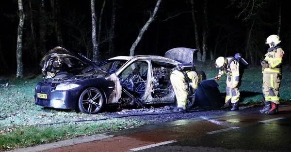 BMW vliegt al rijdend razendsnel in brand op de N804 - De Stentor