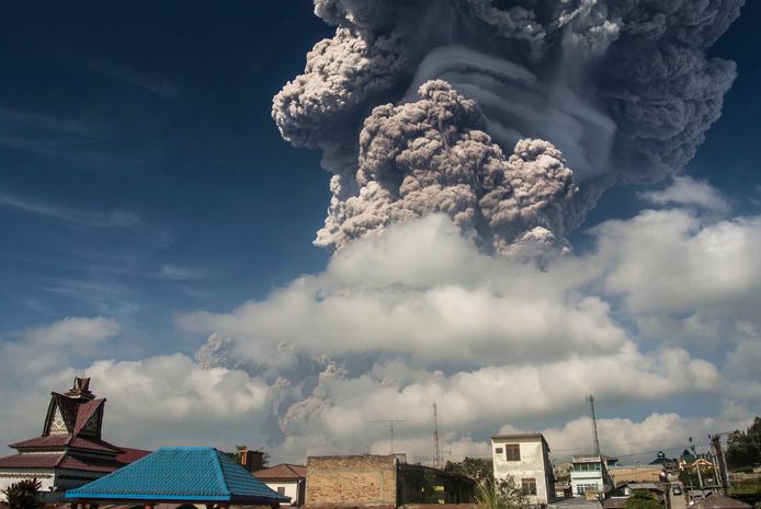 De vulkaan Sinabung spuwt kilometers hoge wolken met as uit