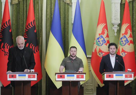 De Oekraïense president Volodymyr Zelensky (midden), met de Albanese premier Edi Rama (links) en Dritan Abazovic, premier van Montenegro (rechts).