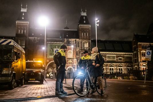 Agenten in Amsterdam controleren op de avondklok.