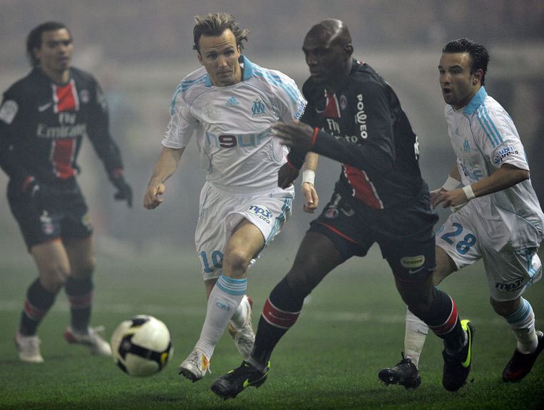 Boudewijn Zenden in duel met Claude Makelele. Foto EPA Beeld 