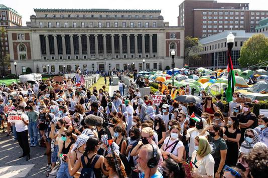 Pro-Palestijnse studenten houden een rally op de campus van Columbia University. 