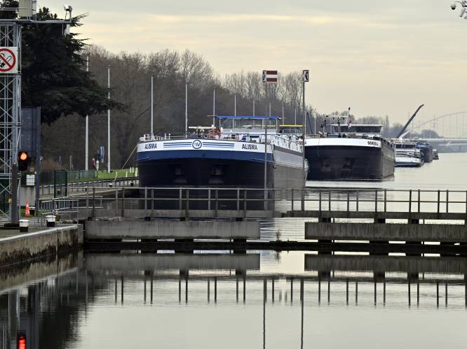 Hinder door staking sluiswachters blijft: dubbel zoveel schepen als normaal op Belgische ankerplaatsen
