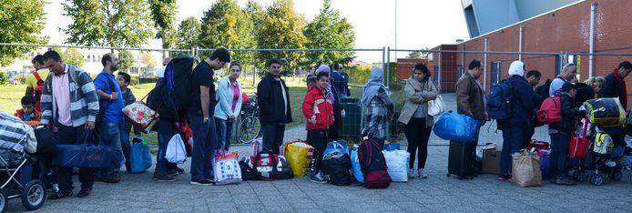 Tijdens het hoogtepunt van de vluchtelingencrisis in 2015 moesten vluchtelingen worden opgevangen in noodlocaties, zoals deze sporthal in Houten.