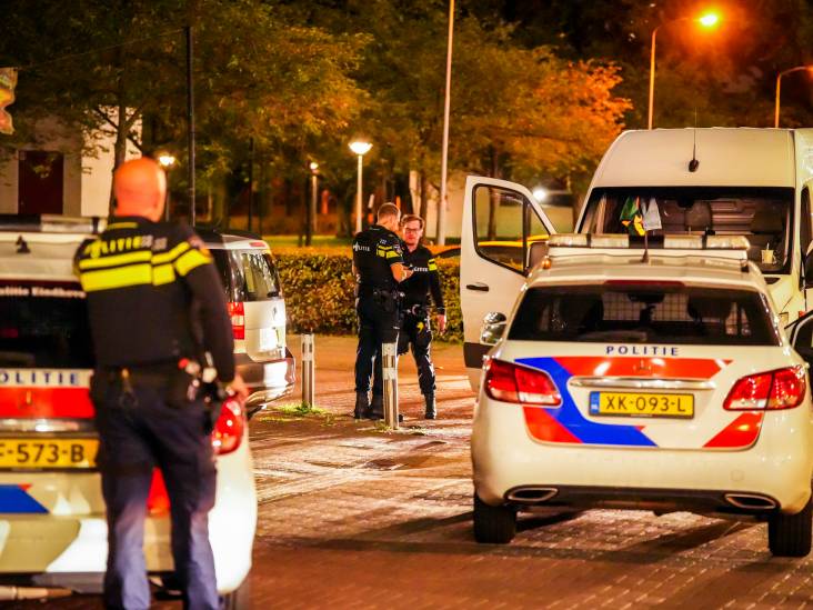 Politie rijdt 'kidnapbus' in Eindhoven klem, complete binnenkant bedekt met plastic