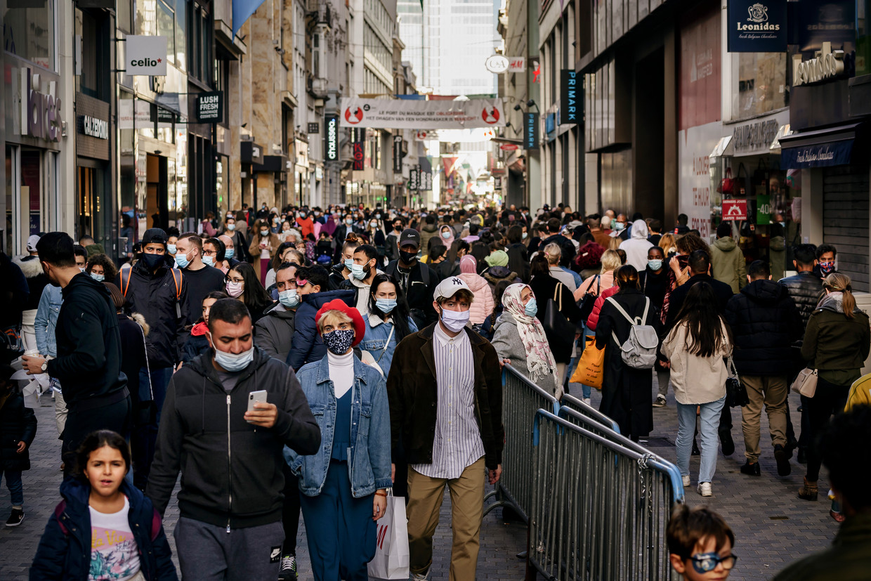 De Brusselse Nieuwstraat precies een jaar geleden, net voor de tweede lockdown inging. Tomas Pueyo: ‘Mondmaskers en social distancing blijven belangrijk.’
 Beeld Eric de Mildt