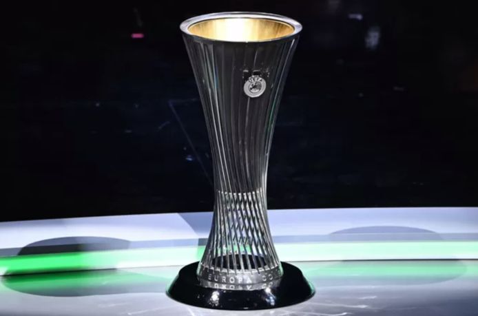De beker waar om wordt gestreden in de Conference League.