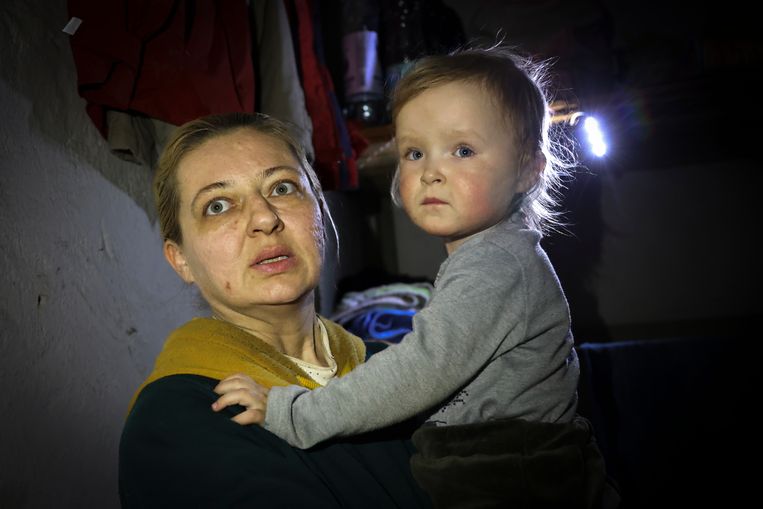 Een vrouw en haar kind schuilen in Marioepol. Beeld AP