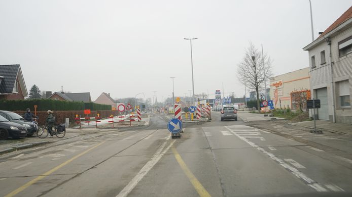 Op het stuk tussen de Carrefour en de Essendreef is er vanaf maandag terug verkeer mogelijk in beide richtingen.