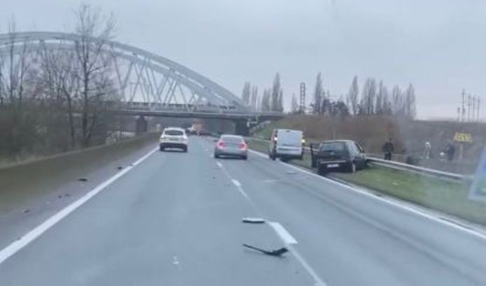De wagen kwam tot stilstand tegen de vangrails.