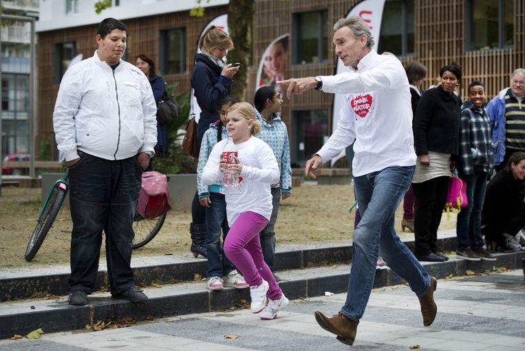 Paul Rosenmoller in oktober 2012 met een leerling tijdens de DrinkWater Run op de Fiep Westendrop School in Amsterdam. Met de water-estafette wordt het startsein gegeven voor de campagne DrinkWater, welke kinderen moet aanzetten tot het meer drinken van water in plaats van dikmakende frisdrank. Beeld anp