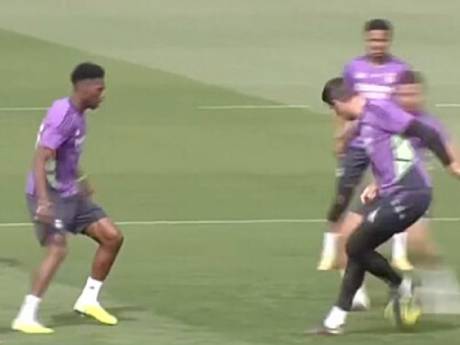 Thibaut Courtois mystifie Eden Hazard à l’entraînement d’un superbe geste technique