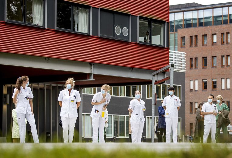 2020: ziekenhuismedewerkers van Amsterdam UMC vormen een menselijk lint en voeren zo actie voor structurele loonsverhoging, en de aanpak van onder andere de hoge werkdruk en agressie tegen zorgpersoneel.  Beeld ANP