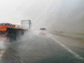 “Rij je 100 km/u, dan kan een windstoot van 72 km/u je wagen minstens een meter opzij duwen”: 7 tips om in de auto het stormweer te trotseren