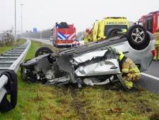 Auto ondersteboven door ongeluk met vrachtwagen op A58 bij Tilburg Reeshof, twee gewonden