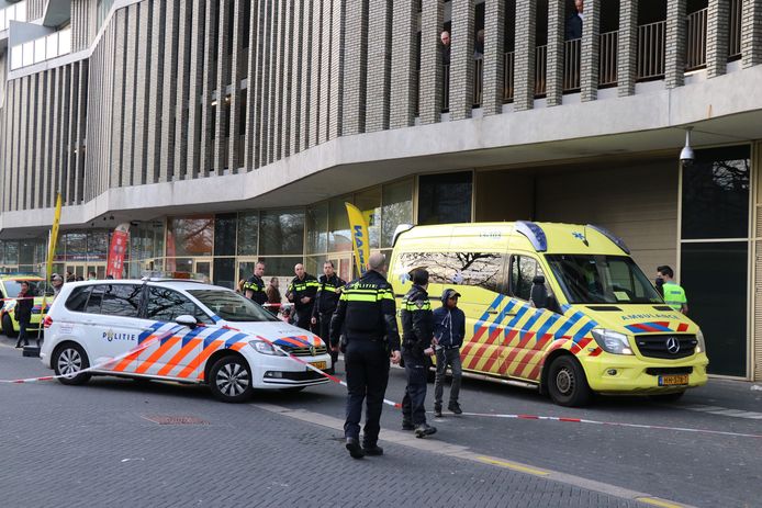 Een jongen van 14 jaar is vanmiddag gewond geraakt in Amsterdam Zuidoost. Hij is vermoedelijk neergestoken. Het incident gebeurde in de buurt van een Zeeman-filiaal aan de Karspeldreef in de Bijlmer.