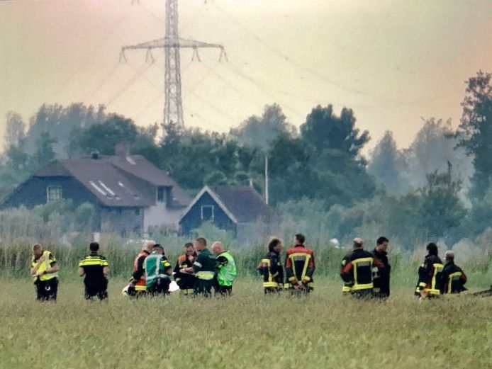 Hulpdiensten afgelopen dinsdag op het veld in Stolwijk waar het sportvliegtuigje crashte.