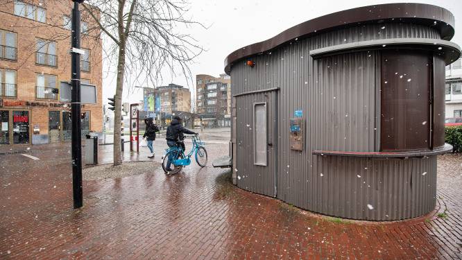 Een plaszuil en dit hokje bij de fietsenstalling: met die ‘openbare toiletten’ moet Oss het doen