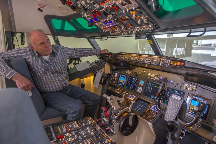 Eindhoven - Martin bouwde een echte cockpit op zolder en deed daar 12 jaar over