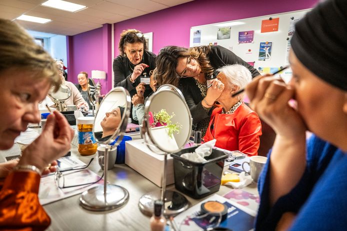 Deze make-up workshop is speciaal voor vrouwen met kanker: 'Ze gaan vol  zelfvertrouwen naar buiten' | Zeeuws nieuws | pzc.nl