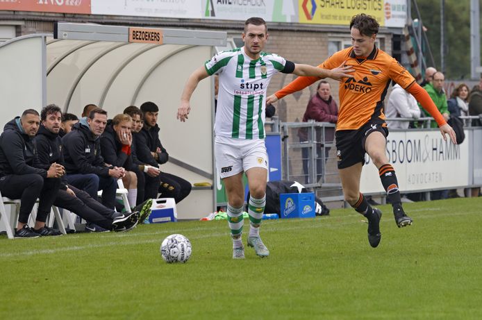 Marcel Kole (derde van links in de dug-out) zette als assistent van toenmalig Kloetinge-trainer Jurriaan van Poelje (links naast hem) zijn eerste stappen als trainer in het seniorenvoetbal. Uiterst links in de dug-out Hicham Benhammou, de andere assistent van Van Poelje.